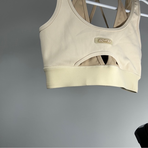 Bo+Tee Layered Keyhole Sports Bra Athletic Top Workout Tank Cream Size XS - Picture 11 of 15